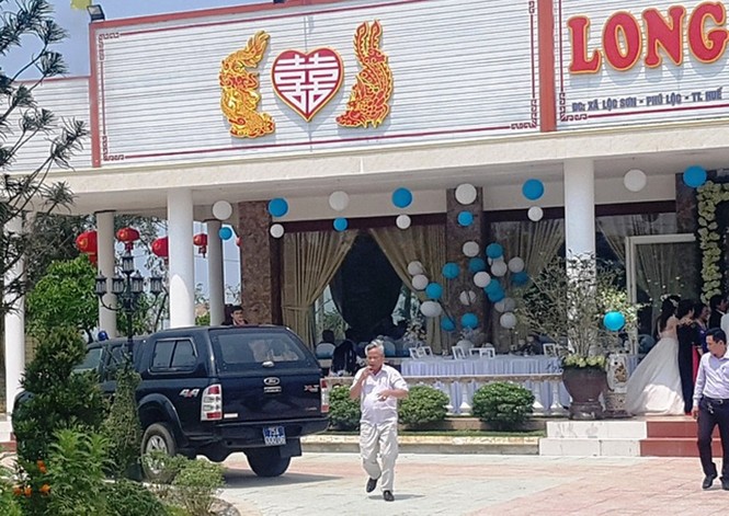 Xe công nườm nượp đưa đón quan chức dự tiệc cưới gây xôn xao làng quê - ảnh 2