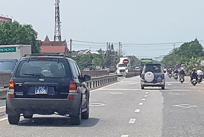 Xe công nườm nượp đưa đón quan chức dự tiệc cưới gây xôn xao làng quê - ảnh 4
