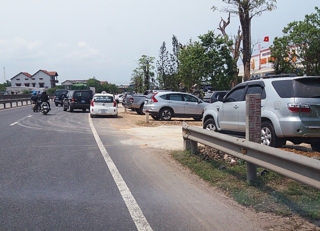 Xe công nườm nượp đưa đón quan chức dự tiệc cưới gây xôn xao làng quê - ảnh 3