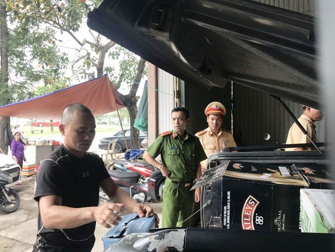 Phát hiện, bắt giữ hàng trăm chai rượu lậu trên ô tô bán tải - ảnh 1