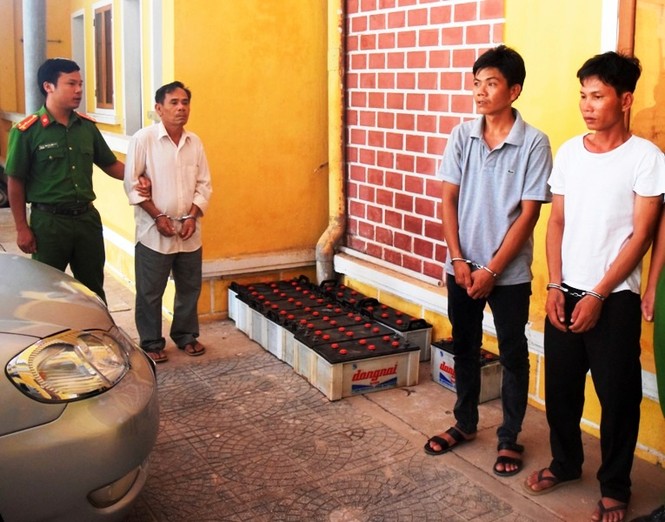 Khởi tố nhóm đối tượng “nghiện” trộm bình ắc-quy tàu cá - ảnh 1