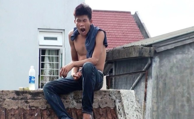 Công an thông tin vụ thanh niên leo mái nhà la hét, tự đâm bụng - ảnh 1