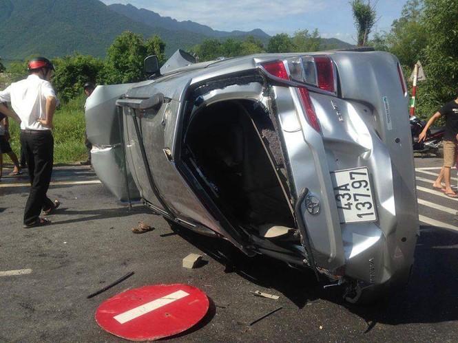 Ô tô nát đầu sau khi lao vào dải phân cách rồi lật ngang - ảnh 3