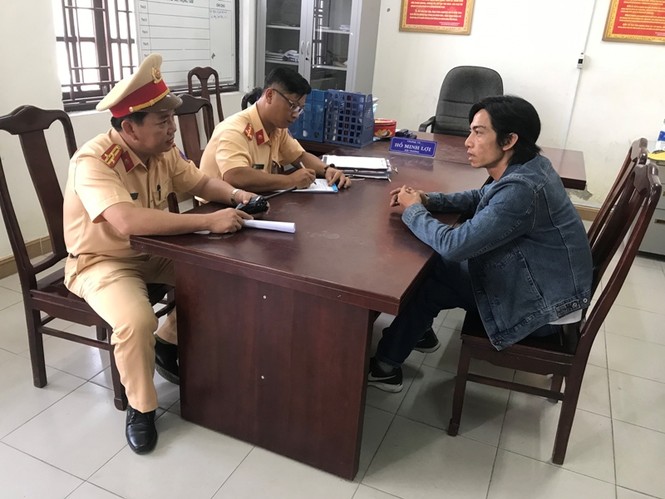 Bắt quả tang tàu sắt “khủng” hút trộm cát lòng sông Hương - ảnh 2