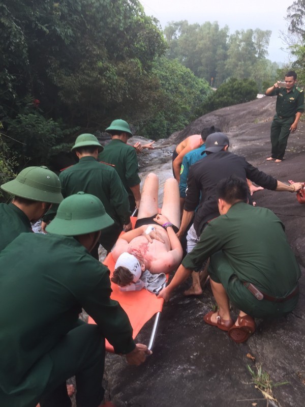Du khách Anh tắm suối trượt chân đập đầu vào đá - ảnh 1
