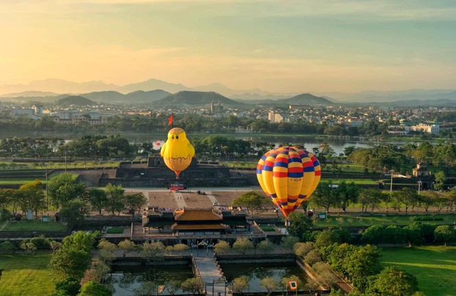 Mục kích những sắc màu khinh khí cầu trên bầu trời Huế - ảnh 11