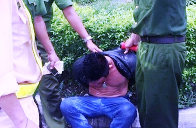 Tài xế nghi ngáo đá lái ô tô tông hỏng hàng loạt phương tiện giao thông - ảnh 1