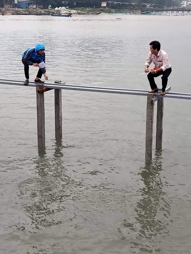 Ngang nhiên đóng cọc, xây cầu trái phép trên danh thắng đầm Lập An - ảnh 1
