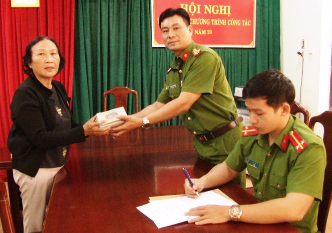 Cận Tết, một phụ nữ bất ngờ nhận lại hơn 125 triệu đồng tiền mất trộm - ảnh 1