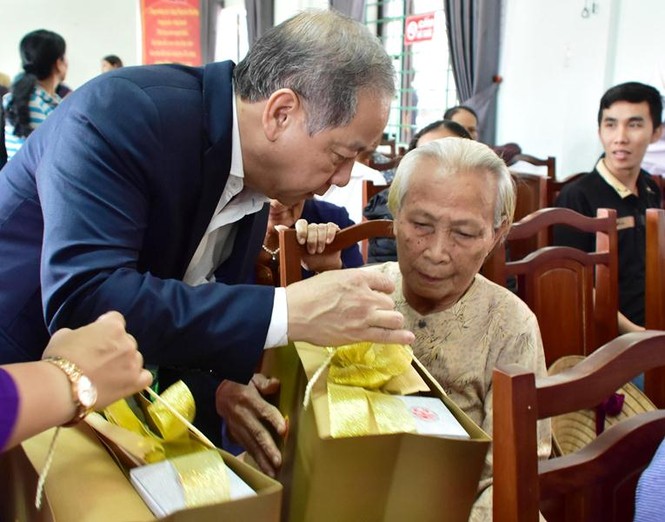 Dân nghèo Huế bất ngờ nhận quà Tết trước ngày rời Thượng thành - ảnh 1