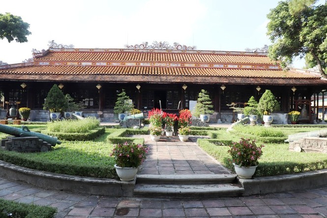 Ngày Tết, vào điện Long An (Huế) chiêm ngưỡng ‘tuyệt phẩm’ Long bào triều Nguyễn - ảnh 1