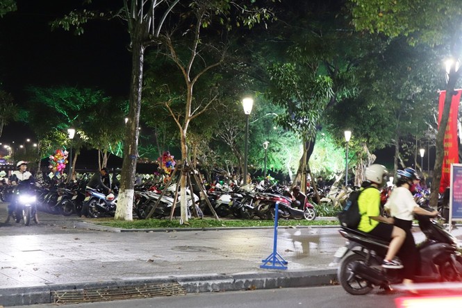 Huế rộn ràng trước thời khắc Giao thừa - ảnh 2