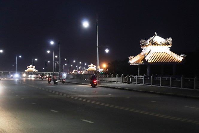 Huế rộn ràng trước thời khắc Giao thừa - ảnh 4