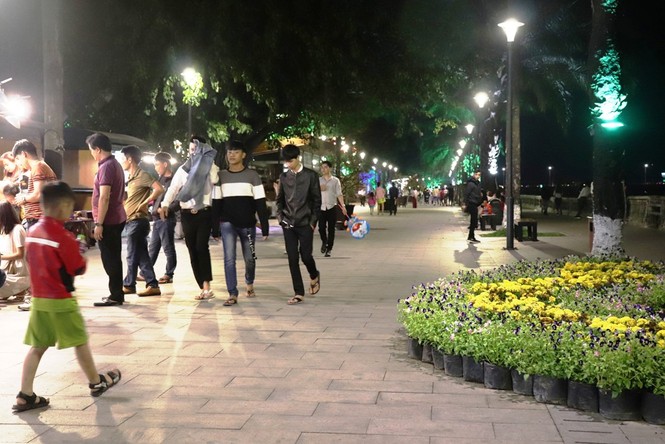 Huế rộn ràng trước thời khắc Giao thừa - ảnh 9