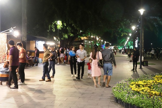 Huế rộn ràng trước thời khắc Giao thừa - ảnh 8