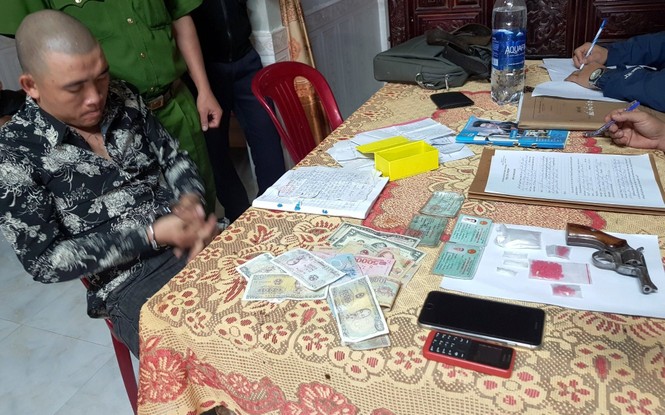Mang súng ống đi ‘giao dịch’ ma túy ngày đầu năm, ‘đụng’ phải công an - ảnh 1