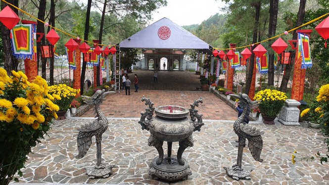 Huế dừng lễ hội đền Huyền Trân, hội đua trãi cầu Vực và các hội Xuân tập trung đông người - ảnh 2