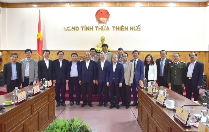 Thủ tướng Chính phủ Nguyễn Xuân Phúc làm việc với lãnh đạo tỉnh Thừa Thiên Huế về triển khai thực hiện Nghị quyết 54 của Bộ Chính trị, cùng với các nhiệm vụ phát triển kinh tế xã hội địa phương năm 2020 trong bối cảnh dịch bệnh virus corona. - ảnh 1