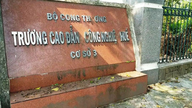 Chuyển giao nửa vời, cơ ngơi tiền tỷ cơ sở 3 Trường CĐ Công nghiệp Huế ‘mắc cạn’ giữa… rác - ảnh 1