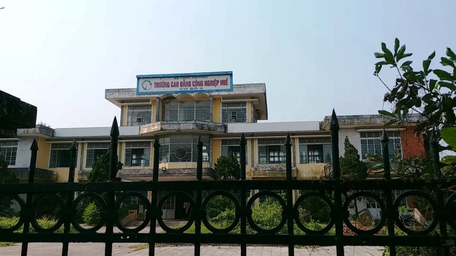 Chuyển giao nửa vời, cơ ngơi tiền tỷ cơ sở 3 Trường CĐ Công nghiệp Huế ‘mắc cạn’ giữa… rác - ảnh 3