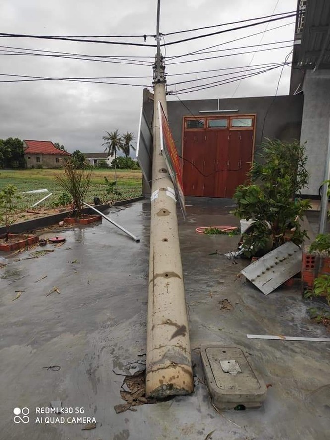 Hơn 400 cột điện gãy đổ do bão số 5 ở TT-Huế: Chỉ 30 cột bê tông ly tâm dự ứng lực bị gãy! - ảnh 3