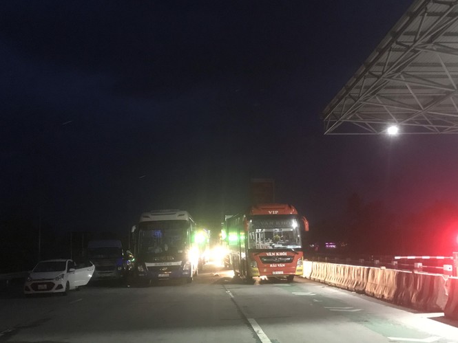 Kẹt xe 20 giờ liền ‘chưa có đường ra’ tại Thừa Thiên Huế vì mưa bão - ảnh 2