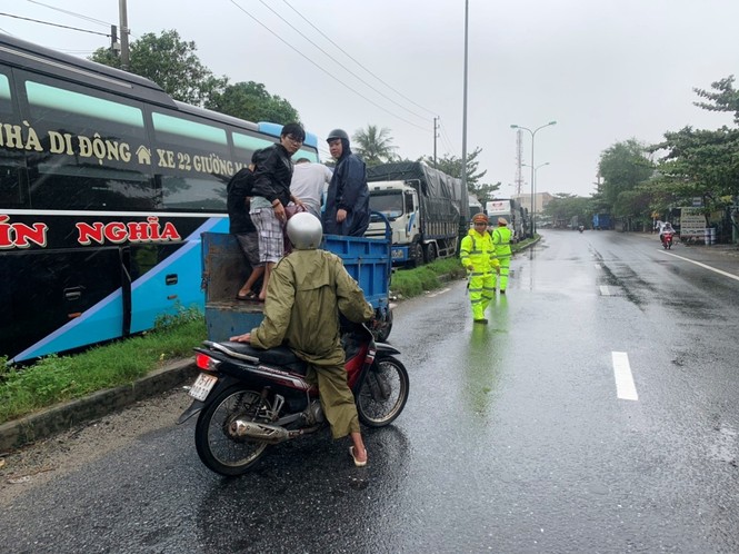 Kẹt xe 20 giờ liền ‘chưa có đường ra’ tại Thừa Thiên Huế vì mưa bão - ảnh 4