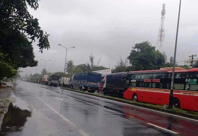 Kẹt xe 20 giờ liền ‘chưa có đường ra’ tại Thừa Thiên Huế vì mưa bão - ảnh 1