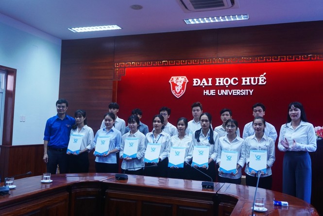 T.Ư Đoàn thăm, tặng quà học sinh, sinh viên và người dân vùng thiên tai TT-Huế - ảnh 1