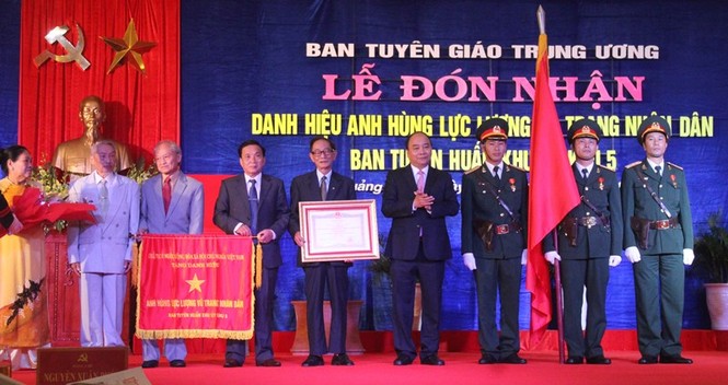 Trao danh hiệu Anh hùng Lực lượng vũ trang nhân dân cho Ban tuyên huấn Khu ủy Khu - ảnh 1
