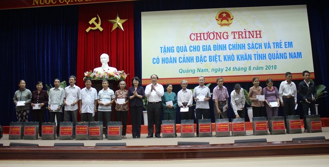 Phó Chủ tịch nước tặng quà gia đình chính sách, trẻ em nghèo ở Quảng Nam - ảnh 1
