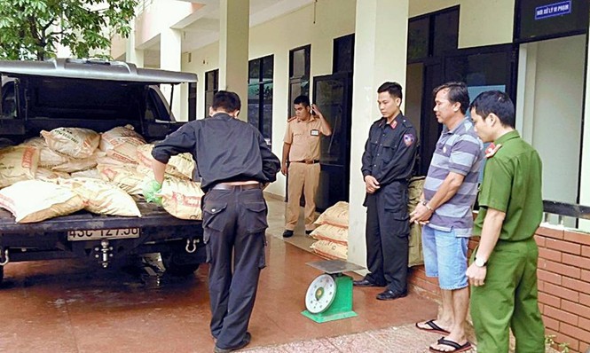 Tạm giữ xe tải chở hơn 600kg chất nghi là cyanua - ảnh 1