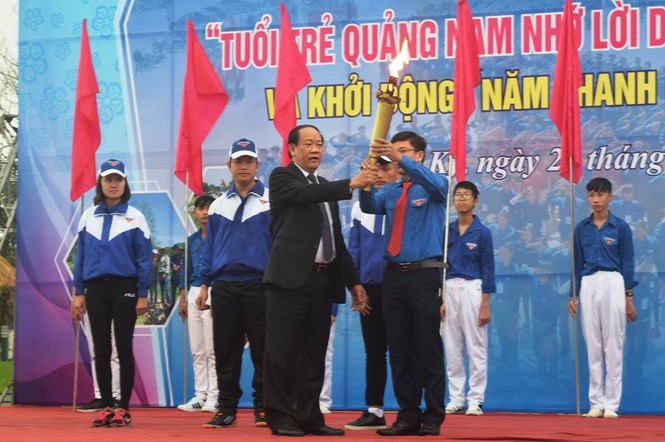 Hàng trăm bạn trẻ tham gia lễ ra quân Nam Thanh niên tình nguyện - ảnh 1
