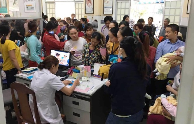 Hàng ngàn phụ huynh xếp hàng từ mờ sáng để đăng ký tiêm vắc - xin - ảnh 1