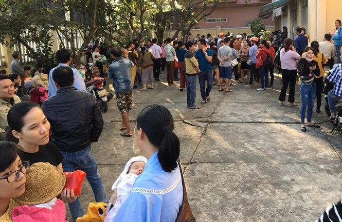 Hàng ngàn phụ huynh xếp hàng từ mờ sáng để đăng ký tiêm vắc - xin - ảnh 3