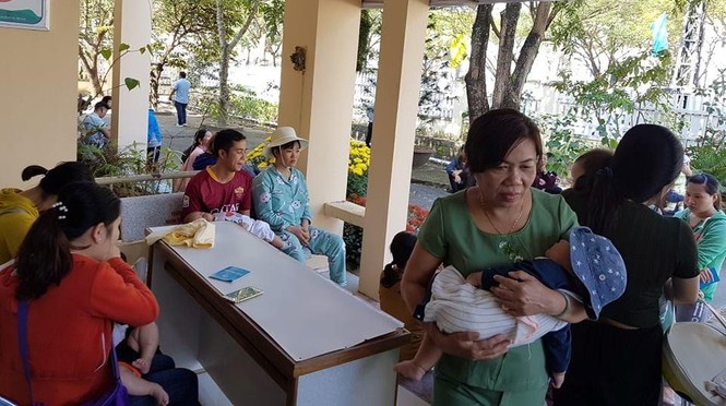 Hàng ngàn phụ huynh xếp hàng từ mờ sáng để đăng ký tiêm vắc - xin - ảnh 4