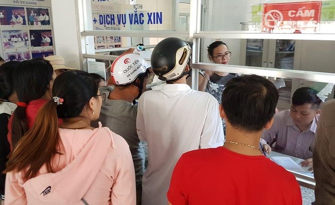 Hàng ngàn phụ huynh xếp hàng từ mờ sáng để đăng ký tiêm vắc - xin - ảnh 2