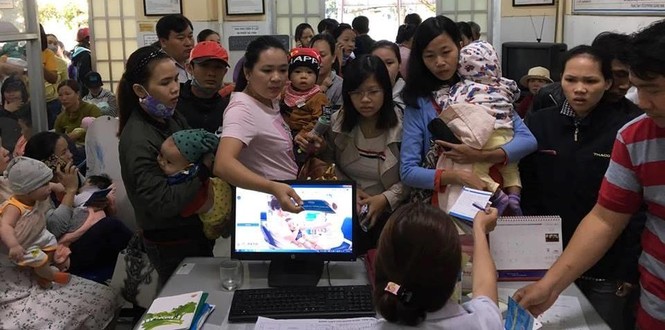 Hàng ngàn phụ huynh xếp hàng từ mờ sáng để đăng ký tiêm vắc - xin - ảnh 6