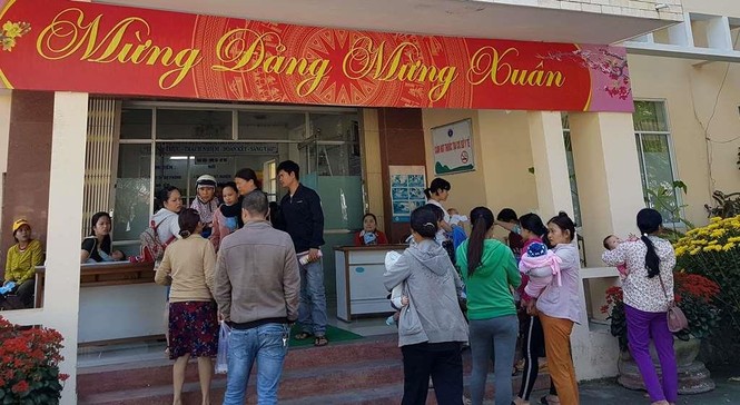 Hàng ngàn phụ huynh xếp hàng từ mờ sáng để đăng ký tiêm vắc - xin - ảnh 7