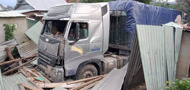 Tài xế lái container đâm sập nhà dân có nồng độ cồn trong máu cao - ảnh 1
