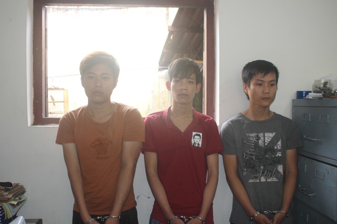 Bắt 3 đối tượng dùng dao khống chế cướp tài sản - ảnh 1
