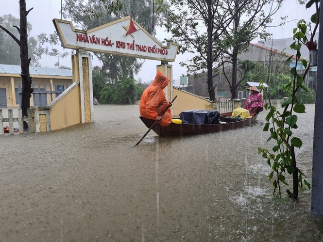 Người dân tất bậc thu gom đồ đạc chạy lũ - ảnh 12