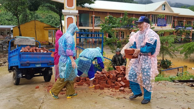 Thầy cô Trà Leng cạo núi bùn, dọn trường sau mưa lũ - Ảnh 4.