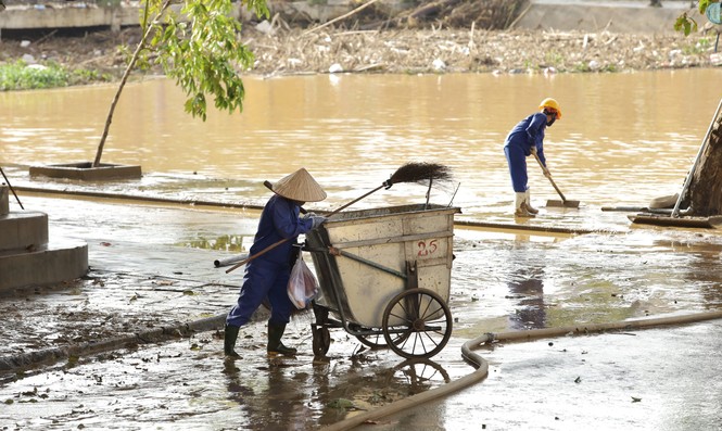 Dọn bùn non ở Hội An sau lũ - ảnh 10