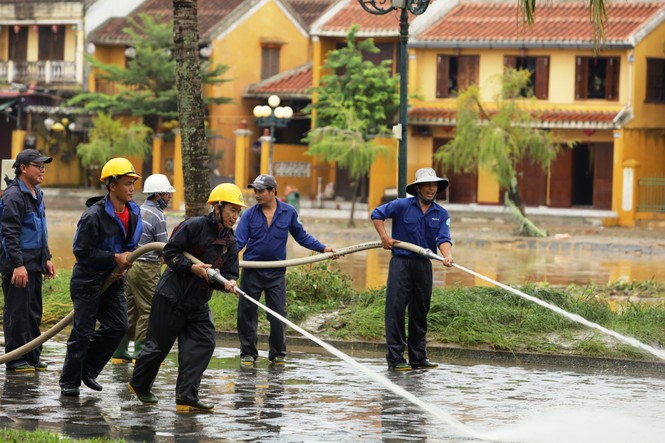 Dọn bùn non ở Hội An sau lũ - ảnh 6