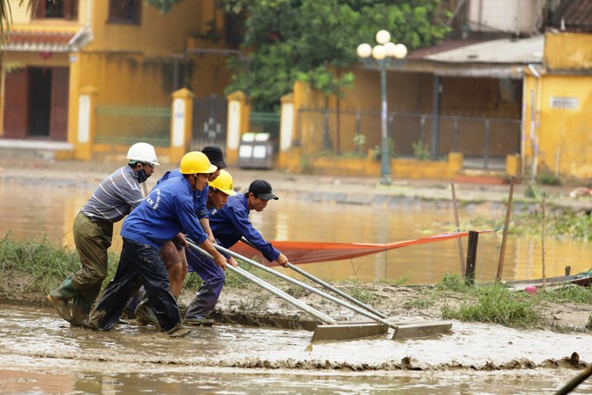 Dọn bùn non ở Hội An sau lũ - ảnh 1