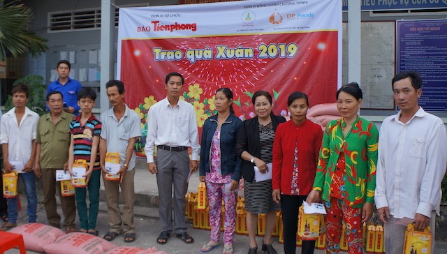 Báo Tiền Phong trao quà tết vùng đất mũi Cà Mau - ảnh 3