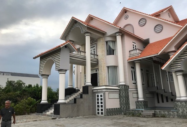 Biệt thự đại gia Cà Mau bị nã đạn: Công an mời 3 người bắn chim - ảnh 2