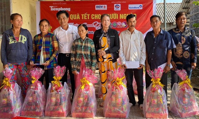 Báo Tiền Phong trao quà tết đồng bào nghèo - ảnh 2