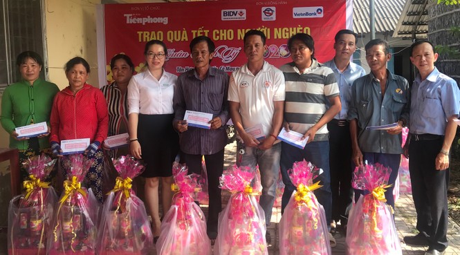 Báo Tiền Phong trao quà tết đồng bào nghèo - ảnh 5